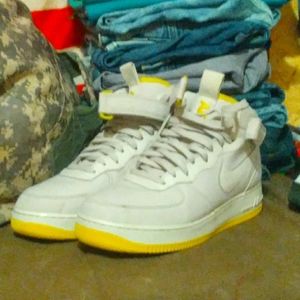 Light grey + yellow nike AF1 MID